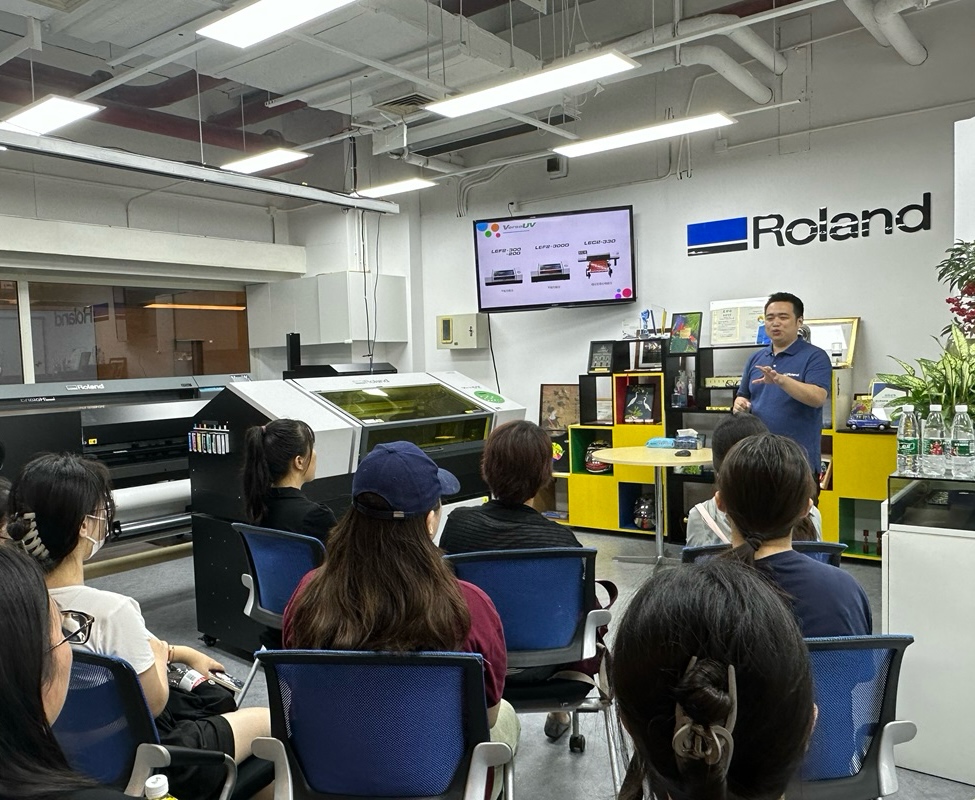 帶領學生參觀RolandDG工作室學習之旅